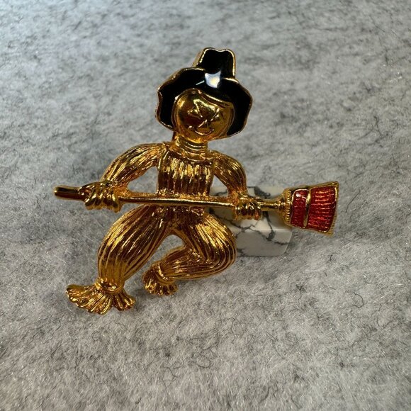 Vintage Avon Gold-Tone Scarecrow Brooch Pin W/ Enamel Hat & Broom Halloween Fall - Picture 1 of 6